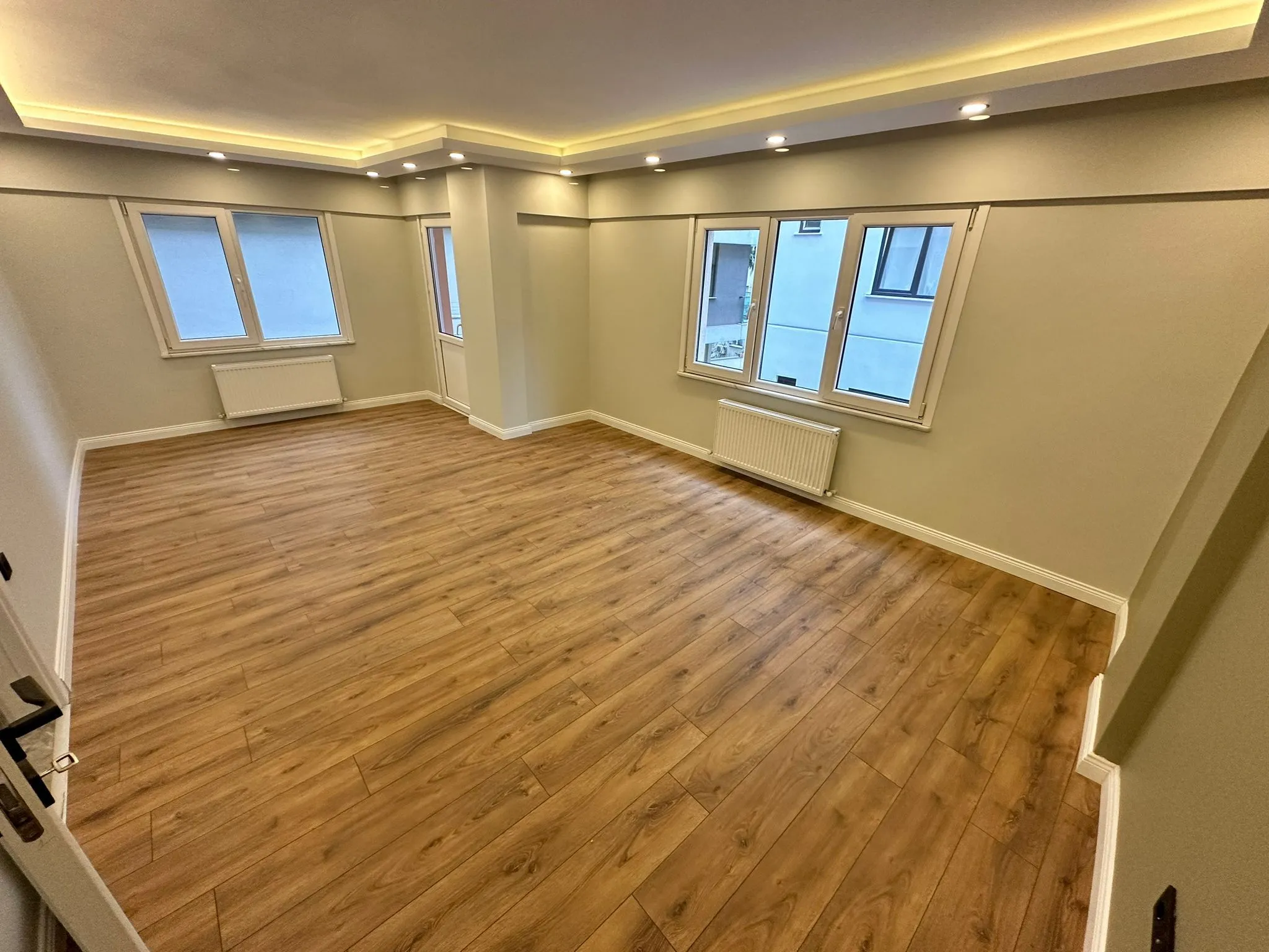 ÜÇEL BOSTANCI'DAN KÜÇÜKYALI'DA FULL YAPILI BALKONLU GENİŞ M2 3+1